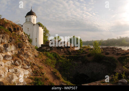 La Russie. Vieux Ladoga. St George's Church dans la forteresse de Ladoga. Banque D'Images