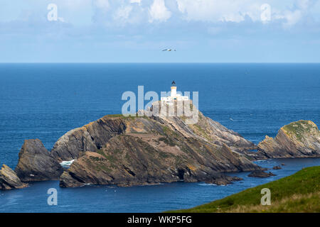 Phare de Muckle Flugga de la réserve naturelle nationale d'Unst Hermaness, Haroldswick, Shetland, Écosse, Royaume-Uni Banque D'Images