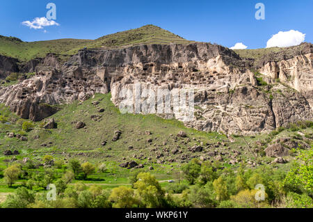 Grotte célèbre ville de Vardzia coupé en Erusheti les pentes de montagne dans la région de Samtskhe-Javakheti de Géorgie Banque D'Images