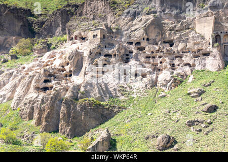 Grotte célèbre ville de Vardzia coupé en Erusheti les pentes de montagne dans la région de Samtskhe-Javakheti de Géorgie Banque D'Images