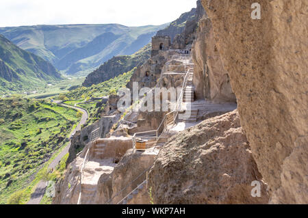 Grotte célèbre ville de Vardzia coupé en Erusheti les pentes de montagne dans la région de Samtskhe-Javakheti de Géorgie Banque D'Images