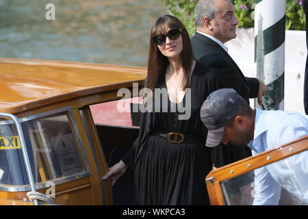 Venise, Italie - 29 août : L'actrice Monica Bellucci est vu en arrivant à la Darsena pour le 76e Festival du Film de Venise le 29 août 2019 à Venise, ita Banque D'Images