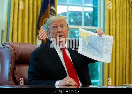 Le Président des Etats-Unis, Donald J. Trump a été rejoint par Secrétaire de la secrétaire à la défense des États-Unis Kevin McAleenan, l'amiral Karl Schultz de la U.S. Coast Guard, Administrateur assistant adjoint au président et conseiller à la sécurité intérieure Le Contre-amiral Peter Brown, et d'agir en chef de cabinet de la Maison Blanche pour discuter de l'Ouragan Mick Mulvaney Dorian dans un bureau ovale réunion à la Maison Blanche à Washington, DC, États-Unis, le 4 septembre 2019. L'ouragan devrait frapper la côte est des États-Unis cette semaine. Credit : Stefani Reynolds/CNP /MediaPunch Banque D'Images