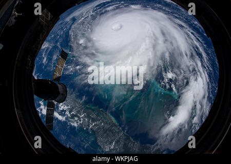 Station spatiale internationale. 02 Septembre, 2019. Les nuages de l'Ouragan Dorian cyclonique vu depuis un hublot dans la Station spatiale internationale qu'il s'oriente vers la côte de la Floride le 2 septembre 2019 dans l'océan Atlantique. La prévision actuelle appelle à Dorian pour renforcer au-dessus de l'eau à une catégorie 4 avec des vents de 140 mph avant de prendre les côtes de Floride du Sud fin lundi. Credit : NASA/Planetpix/Alamy Live News Banque D'Images