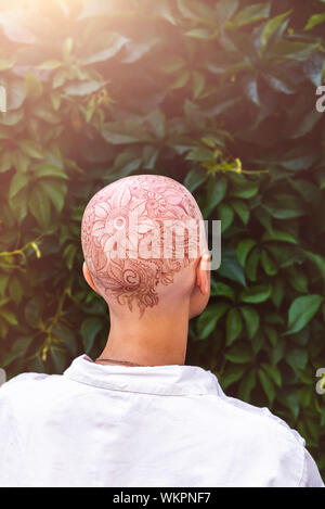 Belle mehndi henna tattoo sur tête à tête de femme Banque D'Images