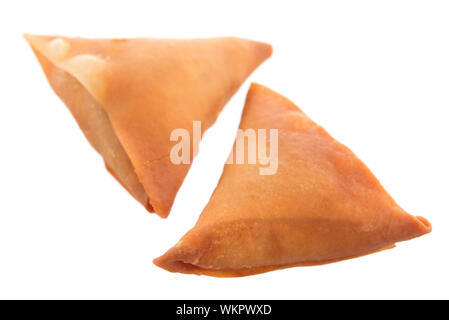 Samosa est un snack populaire en Asie, la nourriture asiatique isolé sur fond blanc. Banque D'Images