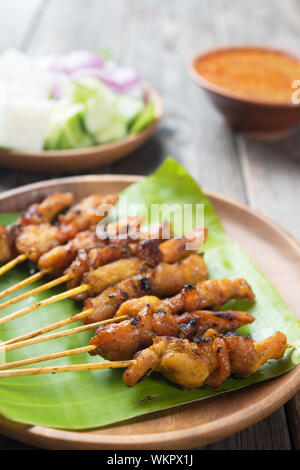 Close up poulet satay sur table à manger en bois, l'un des fameux plats locaux. Banque D'Images