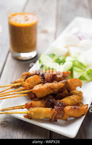 Satay de poulet savoureux sur la table à manger en bois, l'un des fameux Malaysian plats locaux. Banque D'Images