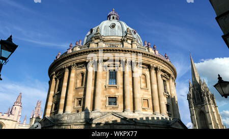 Avis de Radcliffe Camera, Oxford, encadrée par les clochers de St Marie la Vierge et de l'All Souls College., Banque D'Images