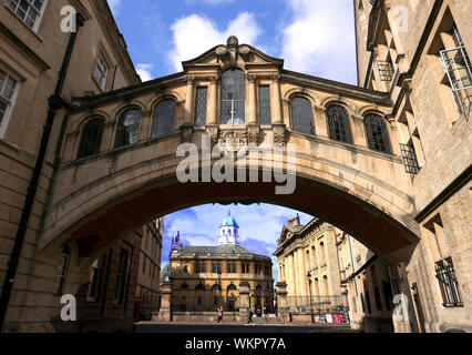 Avis de Sheldonian Theatre et Clarendon Building encadrée par le Pont des Soupirs, Oxford Banque D'Images