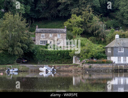 Bateaux amarrés sur la rivière Fowey à Lerryn, Cornwall, Angleterre Banque D'Images