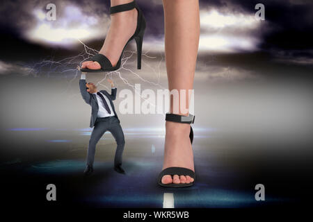 Image composite des pieds de sandales noires marche sur le businessman contre ciel d'orage sur la route avec la foudre Banque D'Images