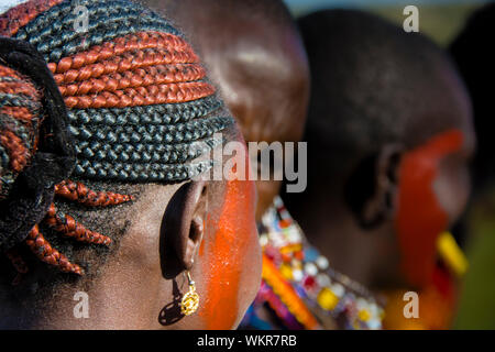 Close-up vue arrière d'un Masaï portant des cheveux tressés traditionnels, de couleur rouge, village près de la Masai Mara, Kenya, Afrique de l'Est Banque D'Images