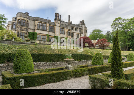 Thornbridge Hall, une maison de campagne classée Grade II, Derbyshire, Royaume-Uni ; date du xviiie siècle mais reconstruite en style jacobin au 19ème siècle. Banque D'Images