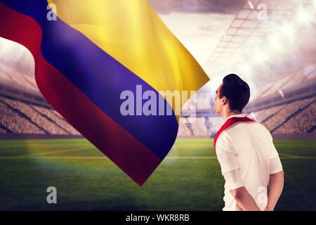 Beau football fan à l'avant contre le grand stade de football avec des lumières Banque D'Images