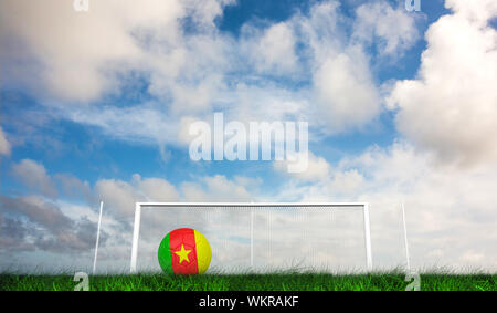 Au Cameroun de football contre l'herbe verte sous les couleurs bleu foncé et orange sky Banque D'Images