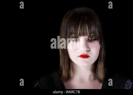 Effrayant de jeune fille avec un maquillage foncé Banque D'Images