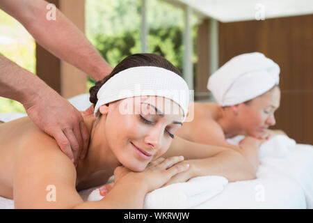 Massages amis jolie ensemble dans le spa de santé Banque D'Images