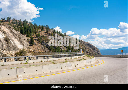 Virage serré de la route de montagne dans la vallée de l'Okanagan, en Colombie-Britannique. Banque D'Images