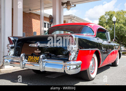 Libre de deux tons 1955 Buick Special automobile sur l'affichage à un salon de voitures dans la région de Matthews, Caroline du Nord. Banque D'Images