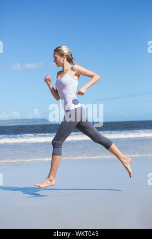 Mettre en place l'accent sur la plage blonde marcher pieds nus sur une journée ensoleillée Banque D'Images