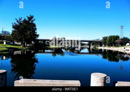 La rivière à pied le long de la rivière Concho à San Angelo, Texas, Etats-Unis Banque D'Images