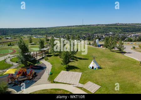 Tente, arbres, jardin de l'Hôpital pour enfants de l'Alberta à Calgary, Canada Banque D'Images