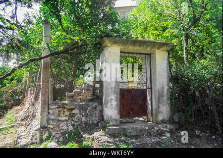 Vieille clôture d'une maison abandonnée. L'Albanie Banque D'Images