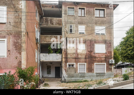 Vieux bâtiment de plusieurs étages. Ksamil, Albanie Banque D'Images