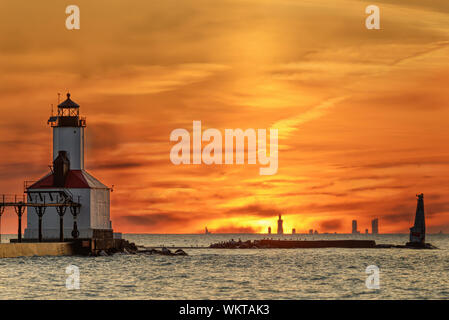 Michigan City, Indiana USA / 08/25/2019 : Washington Park Phare emblématique pendant une heure d'or spectaculaire coucher de soleil sur la ville de Chicago à Willis Banque D'Images