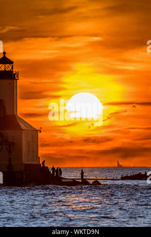 Michigan City, Indiana USA / 08/25/2019 : Washington Park Phare emblématique pendant une heure d'or au coucher du soleil. Banque D'Images