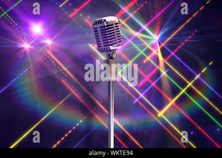 Microphone rétro sur position contre l'arrière-plan laser disco généré numériquement Banque D'Images