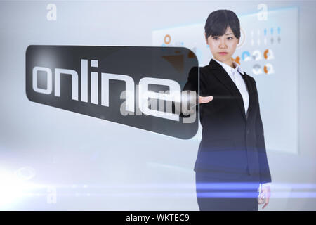 Businesswoman pointing to word en ligne contre l'interface de la technologie Banque D'Images