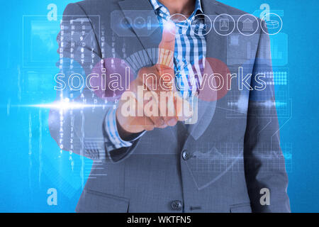 Businessman touching les mots des réseaux sociaux sur l'interface contre vignette pourpre Banque D'Images