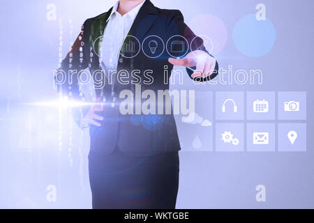 Businesswoman touching les mots progrès en action sur l'interface sur fond violet Banque D'Images