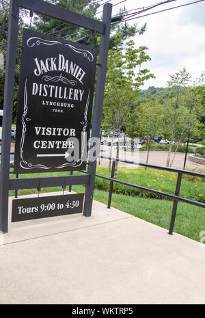 Lynchburg, Tennessee - 27 août 2019 : Inscrivez-vous à l'extérieur du centre de visiteurs à la distillerie Jack Daniels à Lynchburg, Tennessee Tennessee sur la Whi Banque D'Images