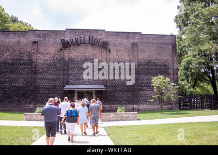 Lynchburg, Tennessee - 27 août 2019 : Tour groupe dans le baril à la distillerie Jack Daniels à Lynchburg, Tennessee sur le Tennessee Banque D'Images