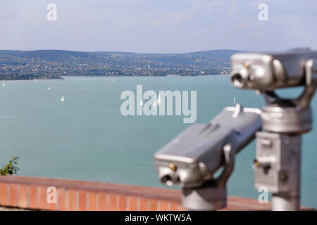 Sur le lac Balaton à partir de l'affût avec des jumelles touriste. Hongrie Banque D'Images