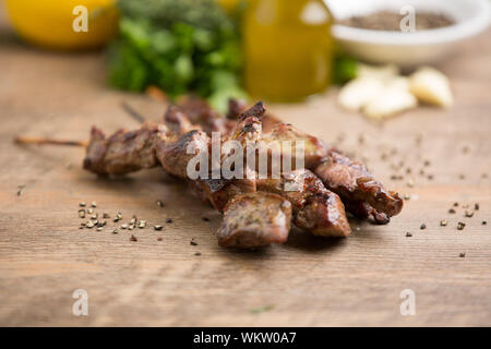 Brochettes de poulet grecque sur le riz avec des pommes de terre. servi sur les plaques blanches Banque D'Images