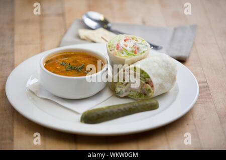 Soupe et Wrap servi sur plaque blanche Banque D'Images