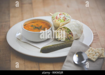 Soupe et Wrap servi sur plaque blanche Banque D'Images