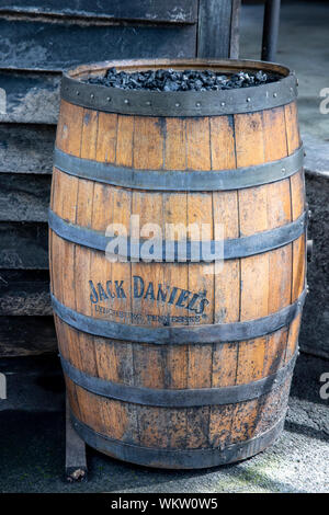 Lynchburg, Tennessee - 27 août 2019 : l'intérieur du charbon de bois toasté iconique baril à la distillerie Jack Daniels à Lynchburg, Tennessee sur le Tenn Banque D'Images