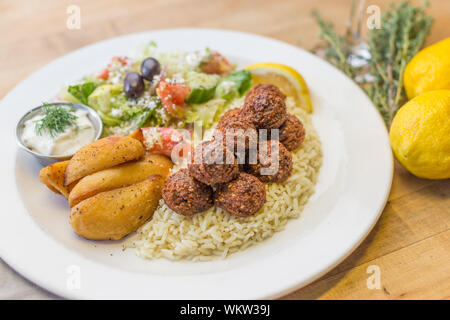 Dîner Grec traditionnel avec du riz, des épices, de la salade sur assiette blanche Banque D'Images