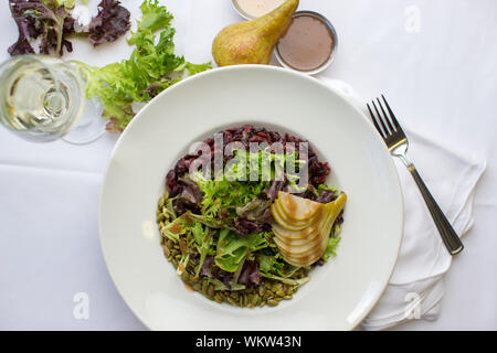 Salade fraîche maison plaquée sur plaque blanche Banque D'Images