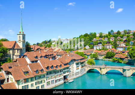 Berne, la capitale de la Suisse, avec l'Église Nydegg dominante et centre historique situé le long de la rivière Aare turquoise. Pont au-dessus de l'Aare. Destination touristique, attraction locale. Ville suisse. Banque D'Images