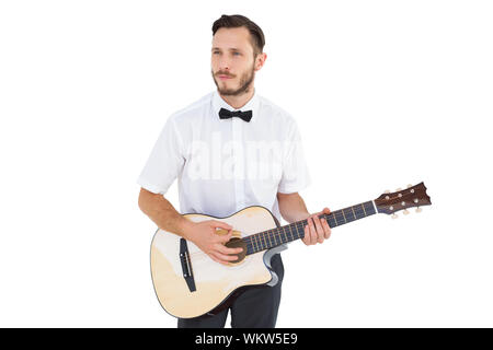 Hipster geek à la guitare sur fond blanc Banque D'Images