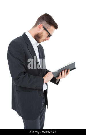 Jeune homme geek de la lecture du livre noir sur fond blanc Banque D'Images