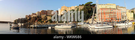 Bastia, une belle ville sur l'île de Corse, France, une vue panoramique sur le centre historique de la ville, un port avec des bateaux et yachts. Banque D'Images