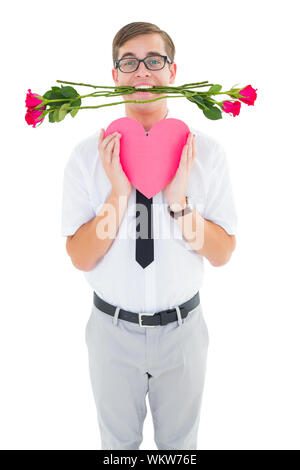 Hipster geek holding roses rouges et coeur carte sur fond blanc Banque D'Images