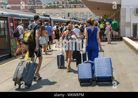 SORRENTO, ITALIE - AOÛT 2019 : Les gens des valises le long d'une plate-forme après son arrivée à la gare de Sorrento. Banque D'Images